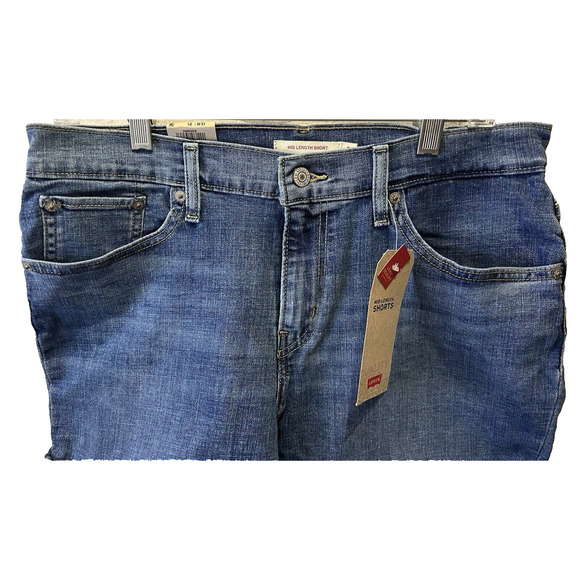 NWT Women’s Levi’s Medium Blue Denim Jeans Cuffed Cotton Shorts in Size 12 Large - Picture 2 of 9